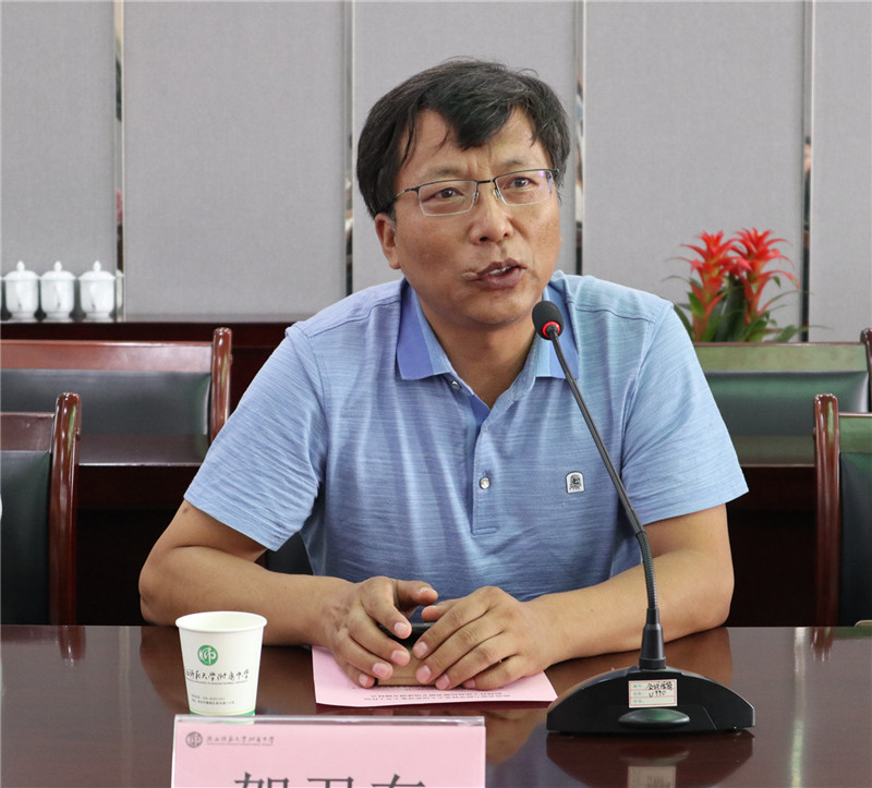 1593827864752438.jpeg 7陕西师大文学院课程与教学论教研室主任贺卫东进行点评_副本.jpg