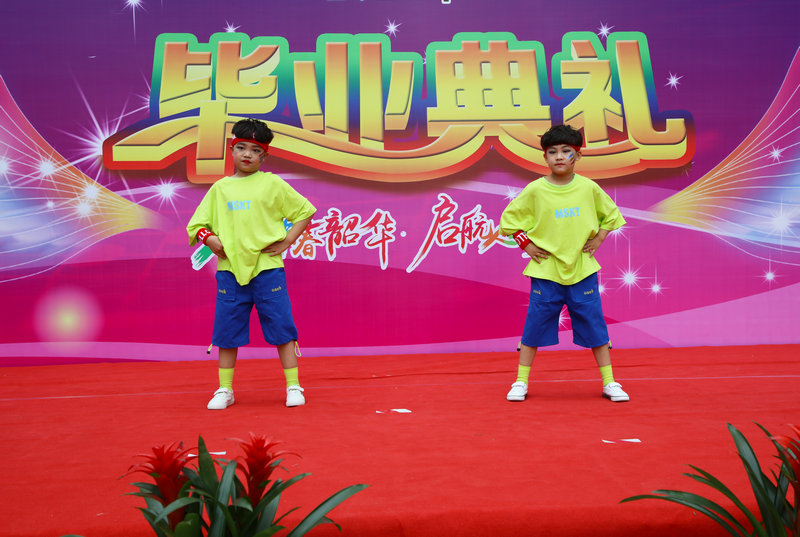 1594277752118598.jpeg 6、二年级学生表演舞蹈《阳光男孩.jpg