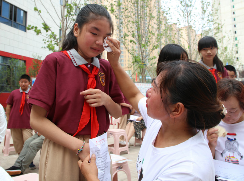 1594277806695184.jpeg 7、妈妈帮孩子拭去眼角的泪水.jpg