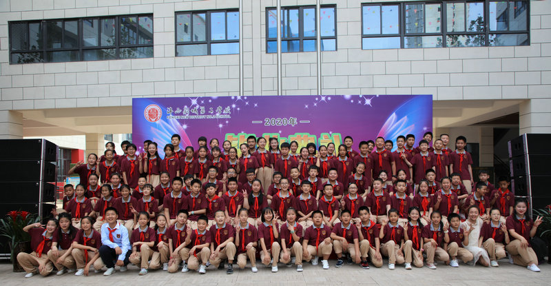 1594278084993893.jpeg 12、六年级学生在毕业典礼结束后合影留念.JPG