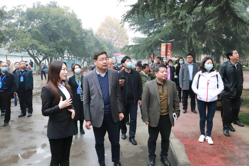 1605840092996106.jpeg 1交流活动的领导参观校园.JPG