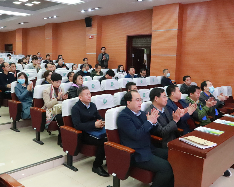 1605840143396117.jpeg 4陕西师大附中副校长冯军陪同交流活动.jpg