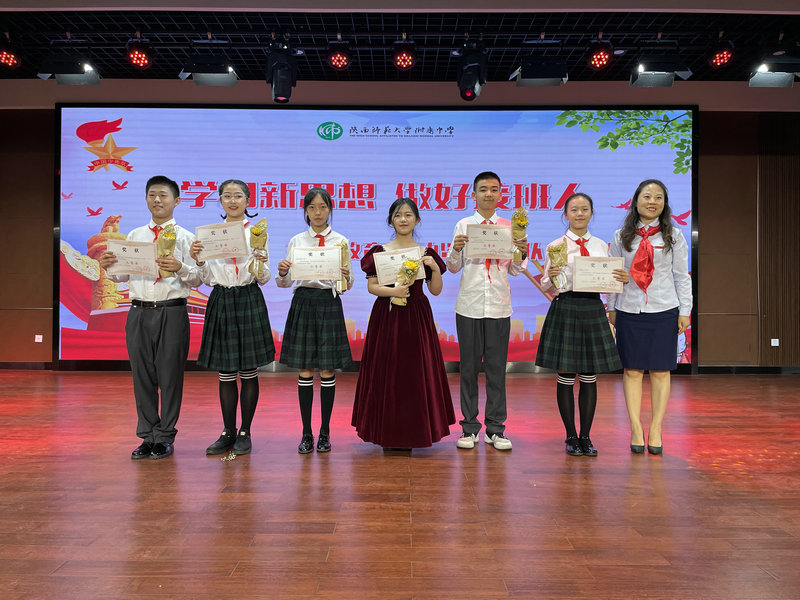 1654135459816779.jpeg 获奖班级上台领奖.jpg